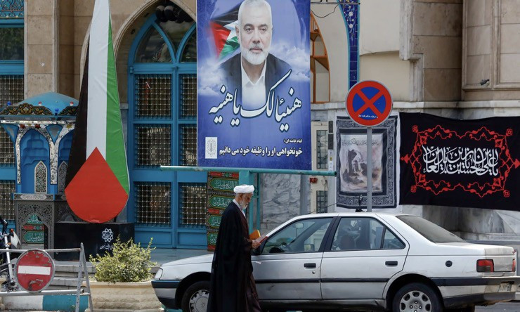 Hình ảnh thủ lĩnh Hamas Haniyeh treo ở quảng trường Palestine ở Tehran, Iran. Ảnh: AFP Hình ảnh thủ lĩnh Hamas Haniyeh treo ở quảng trường Palestine ở Tehran, Iran. Ảnh: AFP