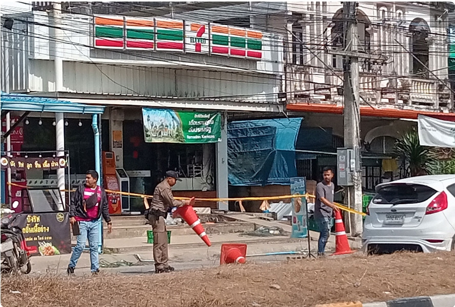 Lực lượng chức năng Thái Lan điều tra tại một cửa hàng tỉnh Yala. Ảnh: Abdullah Benjakat Lực lượng chức năng Thái Lan điều tra tại một cửa hàng tỉnh Yala. Ảnh: Abdullah Benjakat