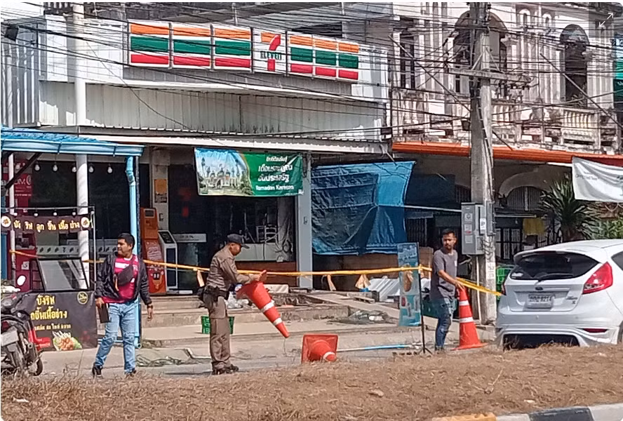 Lực lượng chức năng Thái Lan điều tra tại một cửa hàng tỉnh Yala. Ảnh: Abdullah Benjakat