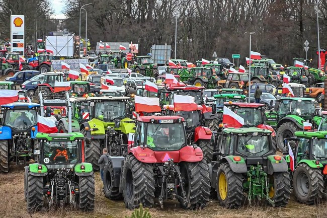 Nông dân Ba Lan dùng phương tiện phong tỏa cửa khẩu biên giới với Ukraine. Ảnh: Reuters