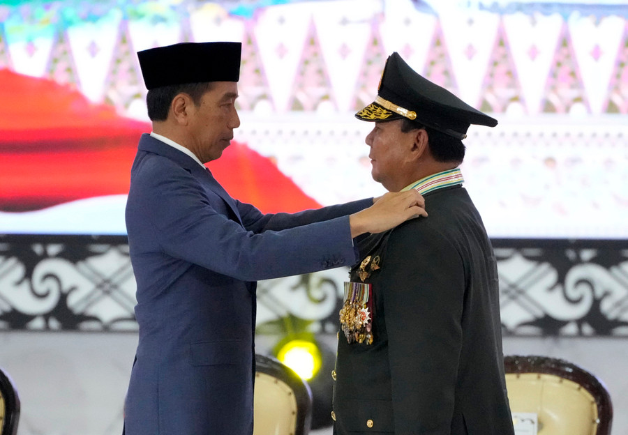 Tổng thống Joko Widodo (trái) đeo cầu vai 4 sao cho Bộ trưởng quốc phòng Subianto ( người sẽ làm tổng thống Indonesia vào tháng 10 tới) hồi tháng 2/2024. Ảnh: AP
