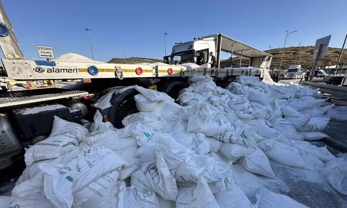 Những túi bột mì bị vứt khỏi xe tải cứu trợ từ Jordan đến Gaza ngày 13-5. Ảnh: AFP