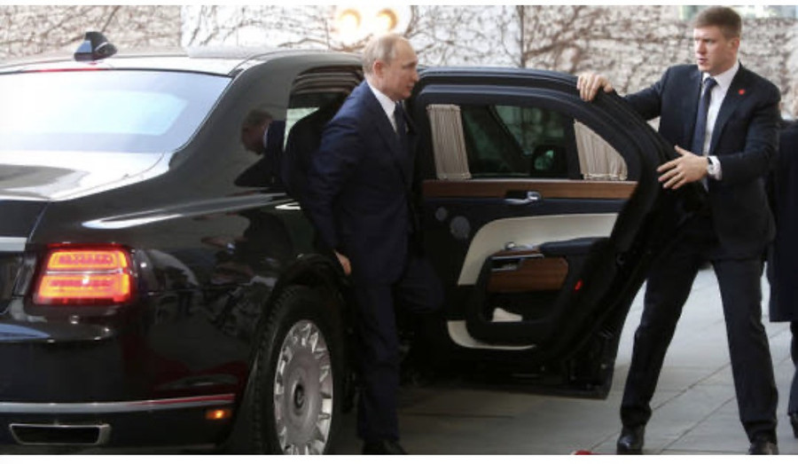 Tổng thống Putin được bảo vệ trong một chuyến công tác. Ảnh: RT