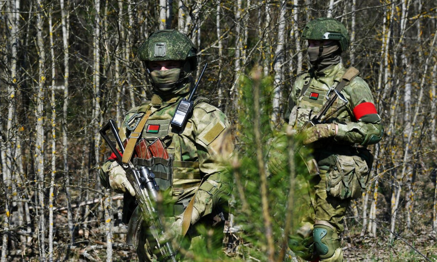 Binh sỹ Belarus tuần tra biên giới giáp Ukraine. Ảnh: RIA Novosti Binh sỹ Belarus tuần tra biên giới giáp Ukraine. Ảnh: RIA Novosti