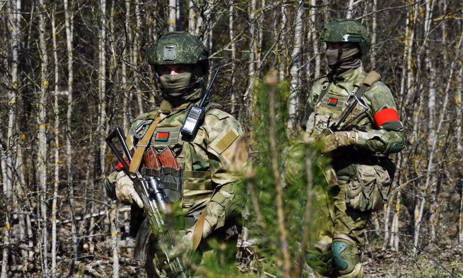 Binh sỹ Belarus tuần tra biên giới giáp Ukraine. Ảnh: RIA Novosti Binh sỹ Belarus tuần tra biên giới giáp Ukraine. Ảnh: RIA Novosti