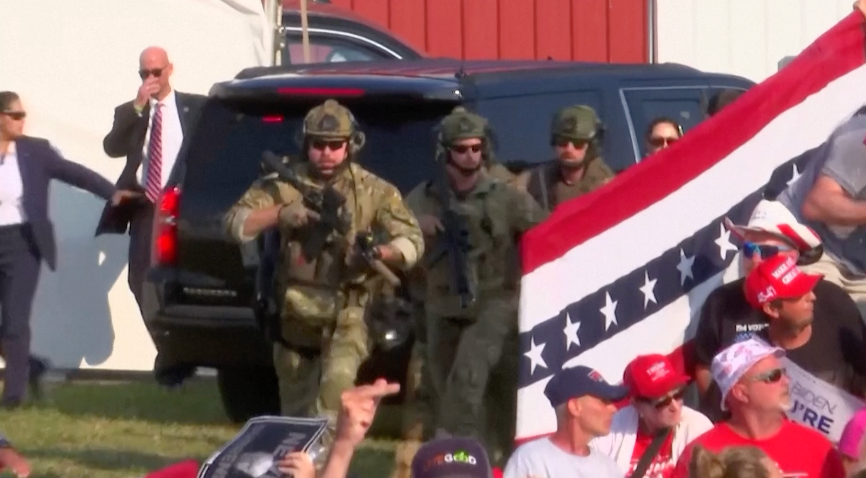 Phản ứng của mật vụ Mỹ sau vụ nổ súng làm ông Trump bị thương. Ảnh: Reuters Phản ứng của mật vụ Mỹ sau vụ nổ súng làm ông Trump bị thương. Ảnh: Reuters