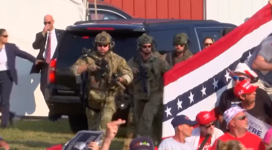 Phản ứng của mật vụ Mỹ sau vụ nổ súng làm ông Trump bị thương. Ảnh: Reuters