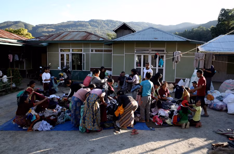 Người lánh nạn Myanmar nhận quyên góp tại nơi phân phối tạm thời ở làng Farkawn gần biên giới Ấn Độ- Myanmar. Ảnh: Reuters