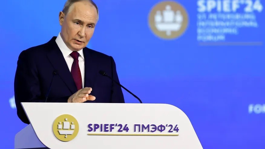 Tổng thống Putin phát biểu tại diễn đàn kinh tế quốc tế St.Peterburg 2024. Ảnh: AP