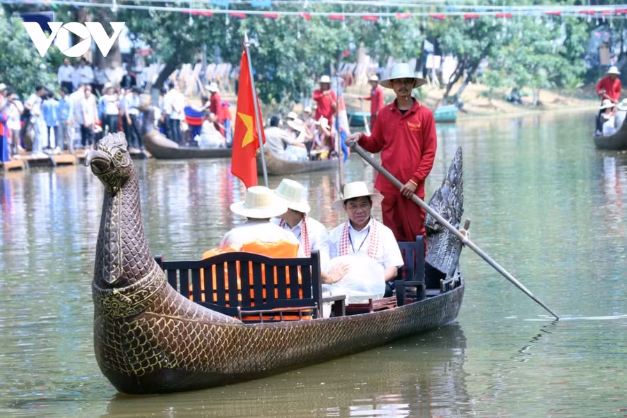 Đại sứ Việt Nam Nguyễn Huy Tăng tham dự lễ hội. Ảnh: VOV