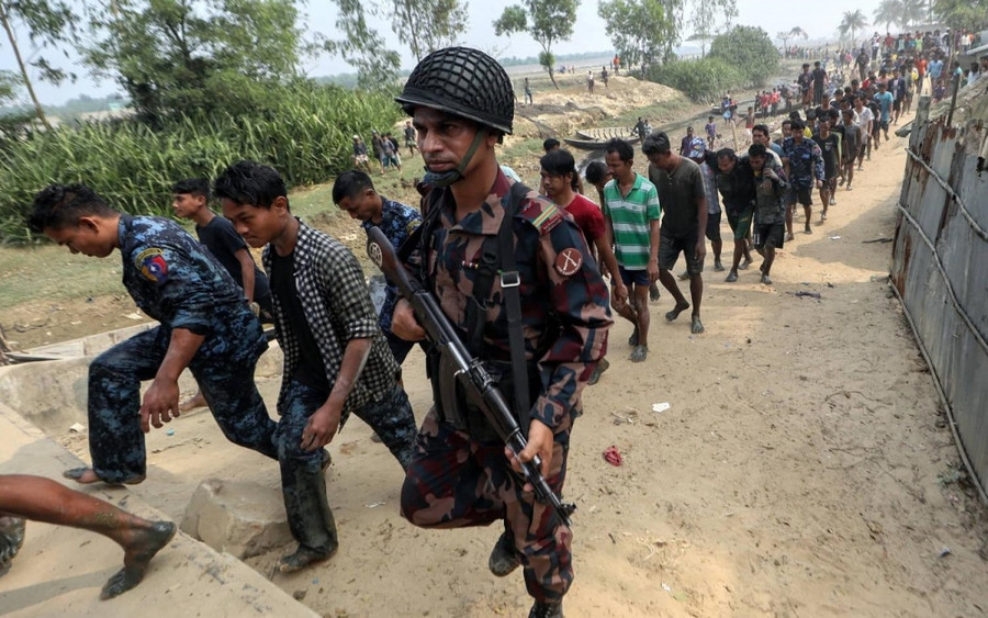 Lực lượng chức năng Bangladesh bắt giữ nhiều binh sỹ và người dân Myanmar tìm cách trốn chạy sang nước mình vào tháng 2-2024. Ảnh: AFP
