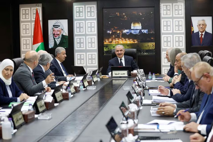 Thủ tướng Palestine Shtayyeh ( giữa ) tại một hội nghị ở Ramaliah, Bờ Tây ngày 26/2. Ảnh: Reuters