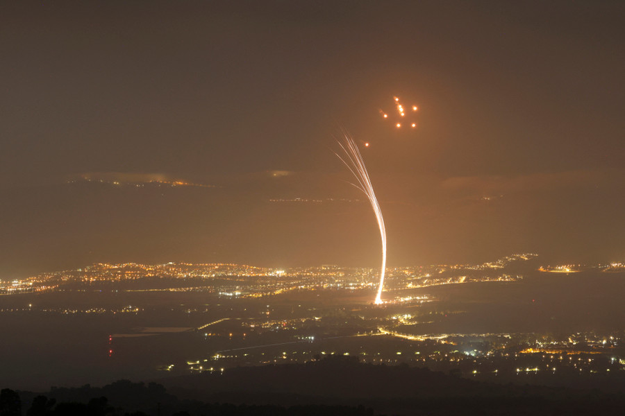 Vòm sắt Isarel đánh chặn rocket phóng từ phía Nam Lebanon ngày 15/7. Ảnh: AFP