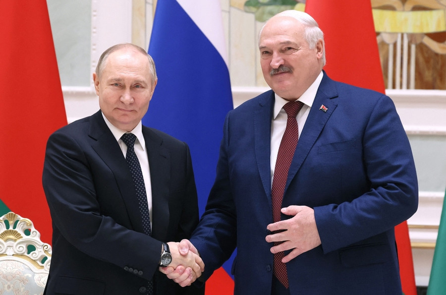 Tổng thống Putin và Tổng thống Lukashenko gặp nhau tại Minsk ngày 24/5.Ảnh: AFP Tổng thống Putin và Tổng thống Lukashenko gặp nhau tại Minsk ngày 24/5.Ảnh: AFP