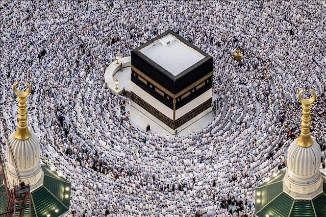 Tín đồ Hồi giáo cầu nguyện tại Đền thờ Lớn ở thánh địa Mecca ngày 11/6/2024. Ảnh: AFP/TTXVN