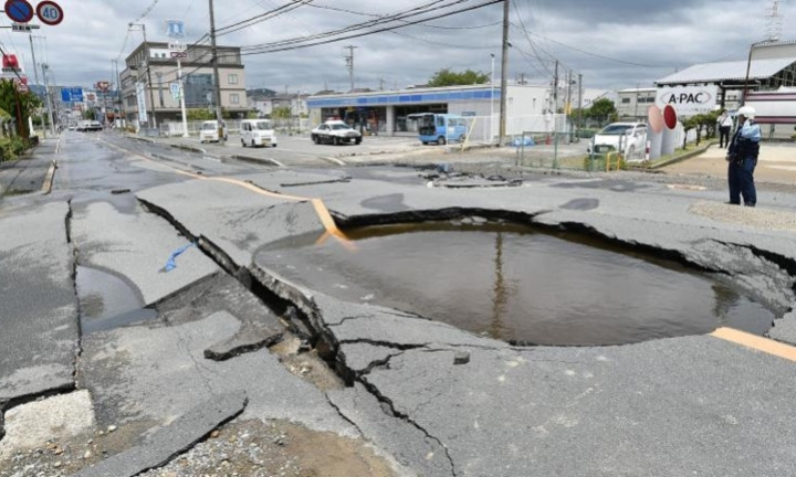 Đường sá hư hỏng do bị động đất ở thành phố Wajima tỉnh Ishikawa. Ảnh: KYODO