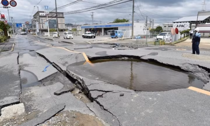 Đường sá hư hỏng do bị động đất ở thành phố Wajima tỉnh Ishikawa. Ảnh: KYODO