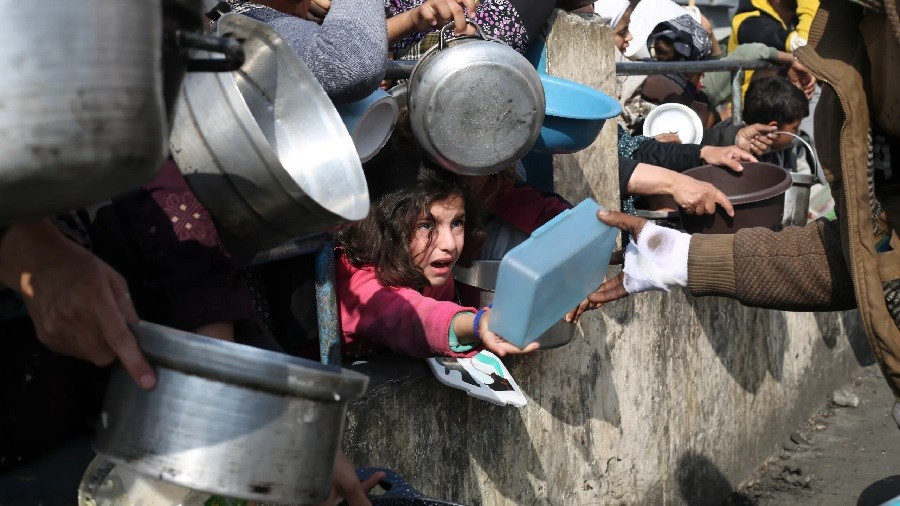 Người Palestine ở Dải Gaza xếp hàng nhận thức ăn miễn phí. Ảnh: AP