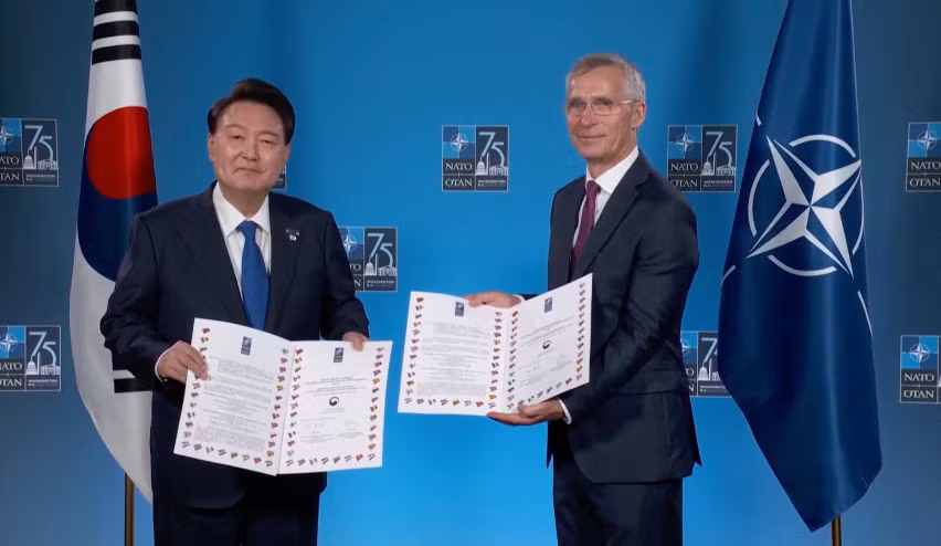 Tổng thống Hàn Quốc Yoon Suk Yeol ( trái ) và Tổng thư ký NATO Jens Stoltenberg trao đổi văn kiện ký kết ngày 11/7 bên lề Hội nghị thượng đỉnh NATO ở Mỹ. Ảnh: Reuters