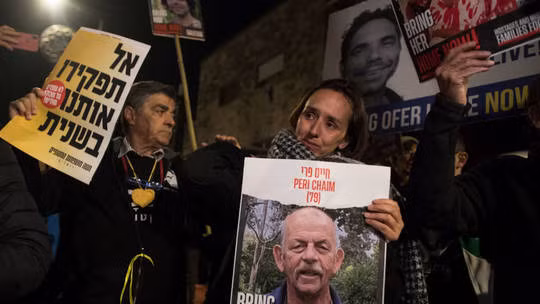 Người thân con tin biểu tình bên ngoài dinh thủ tướng Israel ngày 22/1. Ảnh: Getty Images