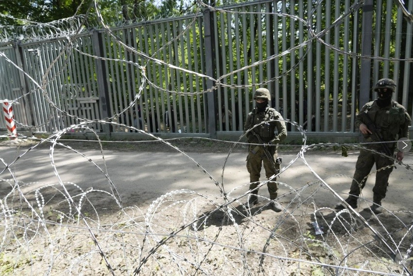 Binh sỹ Ba Lan bảo vệ hàng rào biên giới giáp với Belarus. Ảnh: AP Binh sỹ Ba Lan bảo vệ hàng rào biên giới giáp với Belarus. Ảnh: AP