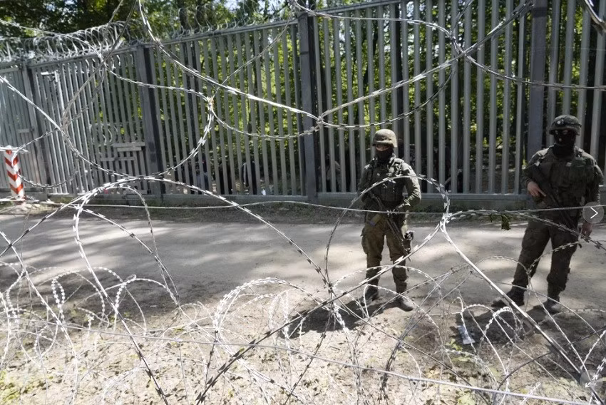 Binh sỹ Ba Lan bảo vệ hàng rào biên giới giáp với Belarus. Ảnh: AP