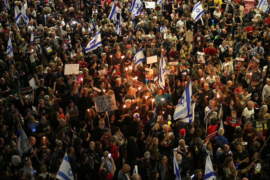 Đám đông biểu tình ở Jerusalem, Israel tối 30/3. Ảnh: Reuters