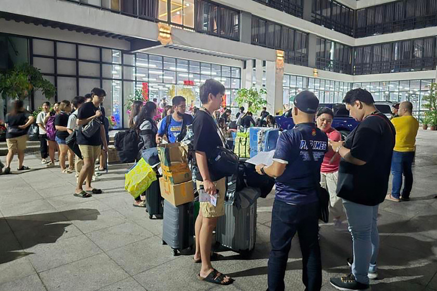 Cảnh sát Philippines trao đổi với những người vừa được giải thoát. Ảnh: AFP