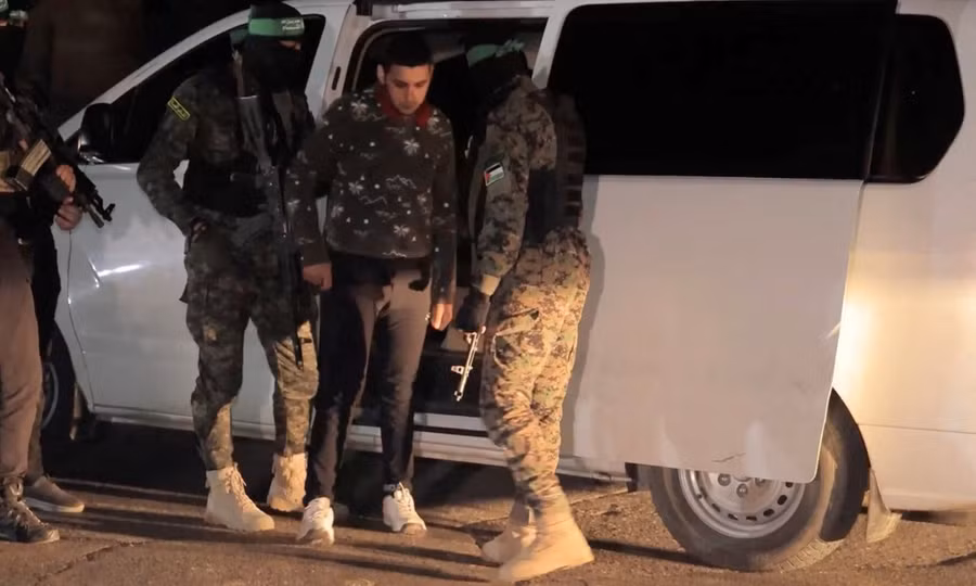 Con tin được Hamas bàn giao cho Hội chữ thập đỏ tháng 10/2023. Ảnh: Reuters