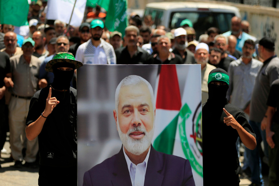 Người dân giương chân dung thủ lĩnh Hamas Haniyeh trong cuộc biểu tình phản đối Israel ở Lebanon. Ảnh: AP Người dân giương chân dung thủ lĩnh Hamas Haniyeh trong cuộc biểu tình phản đối Israel ở Lebanon. Ảnh: AP