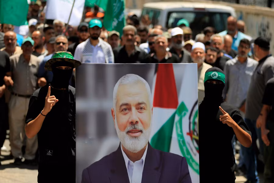 Người dân giương chân dung thủ lĩnh Hamas Haniyeh trong cuộc biểu tình phản đối Israel ở Lebanon. Ảnh: AP