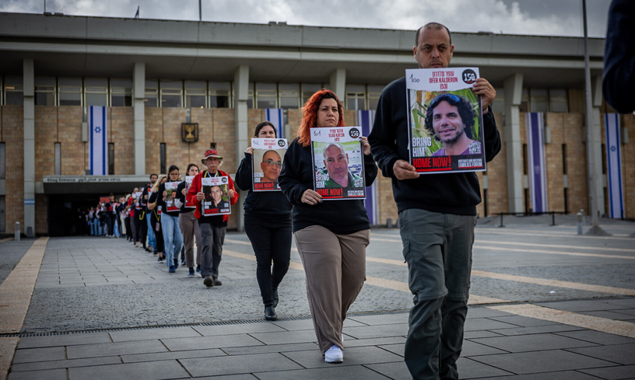 Người dân tuần hành kêu gọi thả con tin trước Quốc hội Israel. Ảnh: Times of Israel Người dân tuần hành kêu gọi thả con tin trước Quốc hội Israel. Ảnh: Times of Israel