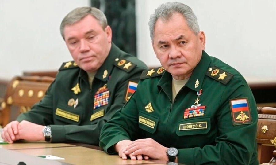 Ông Sergei Shoigu ( phải) và ông Valery Gerasimov hồi tháng 2/2022 ở Nga. Ảnh: AP Ông Sergei Shoigu ( phải) và ông Valery Gerasimov hồi tháng 2/2022 ở Nga. Ảnh: AP