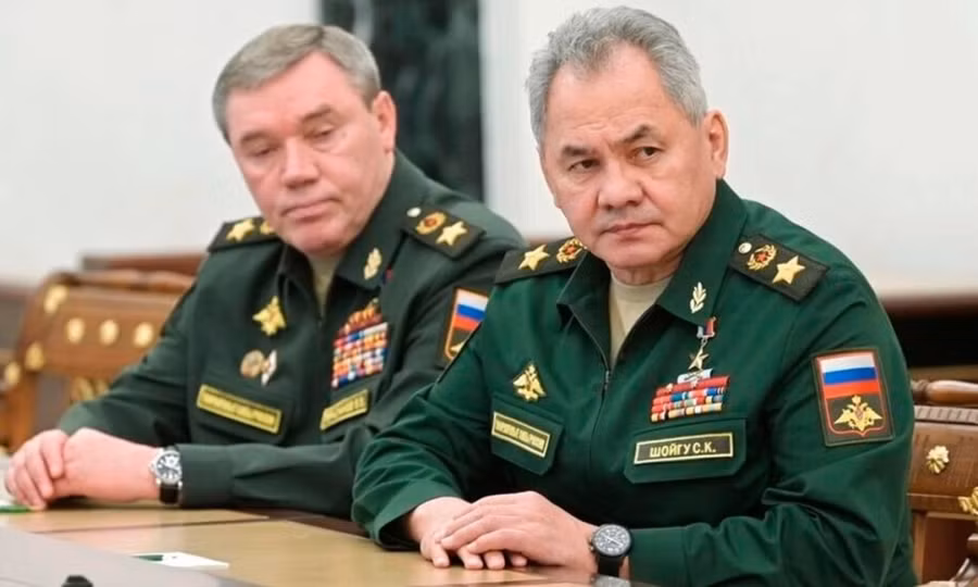 Ông Sergei Shoigu ( phải) và ông Valery Gerasimov hồi tháng 2/2022 ở Nga. Ảnh: AP