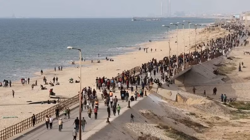 Người Palestine ở Gaza hy vọng được nhận viện trợ thông qua bến tàu do Mỹ xây dựng. Ảnh: Reuters Người Palestine ở Gaza hy vọng được nhận viện trợ thông qua bến tàu do Mỹ xây dựng. Ảnh: Reuters