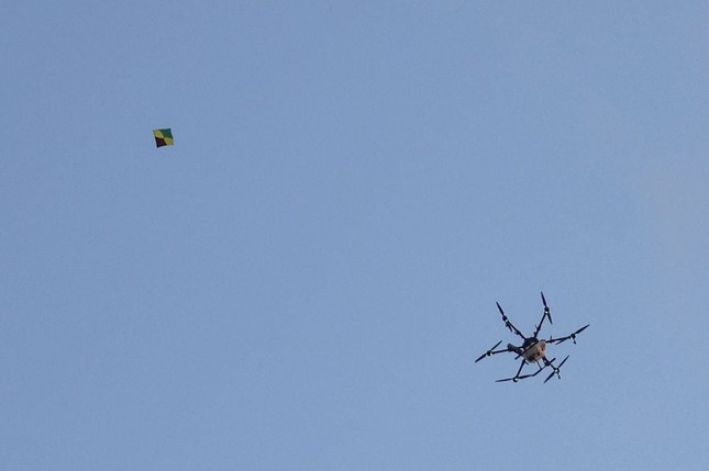 Diều của nông dân đối phó với máy bay không người lái. Ảnh: Reuters