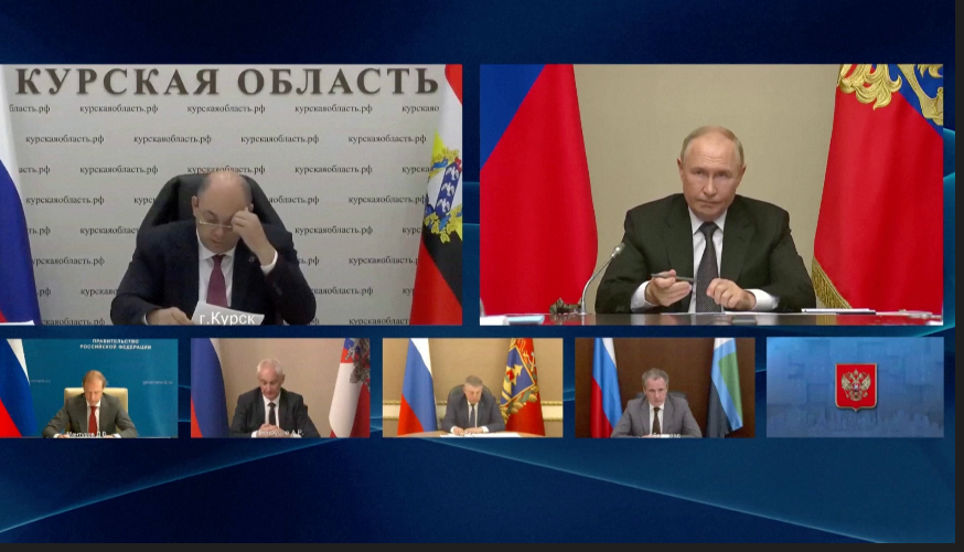 Quyền thống đốc Kursk Alexei Smirnov ( trái) báo cáo tình hình với tổng thống Putin trong cuộc họp ngày 12/8. Ảnh: Reuters Quyền thống đốc Kursk Alexei Smirnov ( trái) báo cáo tình hình với tổng thống Putin trong cuộc họp ngày 12/8. Ảnh: Reuters