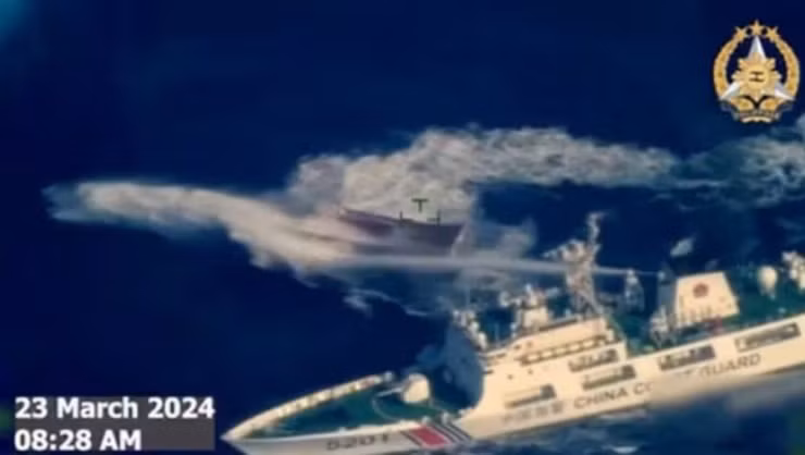 Ảnh chụp tàu Hải cảnh Trung quốc phun vòi rồng vào tàu Philippines ngày 23/3 vừa qua. Ảnh: AFP Ảnh chụp tàu Hải cảnh Trung quốc phun vòi rồng vào tàu Philippines ngày 23/3 vừa qua. Ảnh: AFP