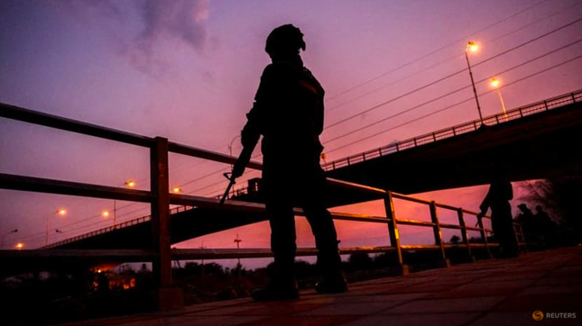 Binh sỹ đứng gác khi hàng trăm người vượt sông giữa Myanmar và Thái Lan ngày 14/4Ảnh: Reuters Binh sỹ đứng gác khi hàng trăm người vượt sông giữa Myanmar và Thái Lan ngày 14/4Ảnh: Reuters