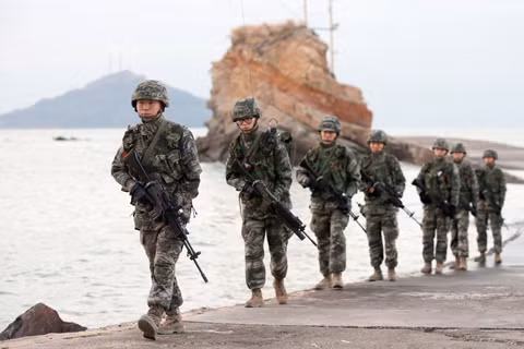 Binh sỹ Hàn Quốc tuần tra tại đảo Yeonpyeong. Ảnh: AFP-TTXVN