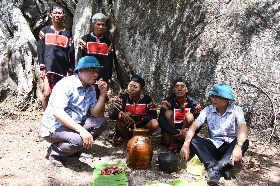 Các đại biểu cùng du khách thưởng thức rượu ghè chung vui sau lễ cúng cầu mưa trên núi Chư Tao Yang. Ảnh: Đức Thụy Các đại biểu cùng du khách thưởng thức rượu ghè chung vui sau lễ cúng cầu mưa trên núi Chư Tao Yang. Ảnh: Đức Thụy