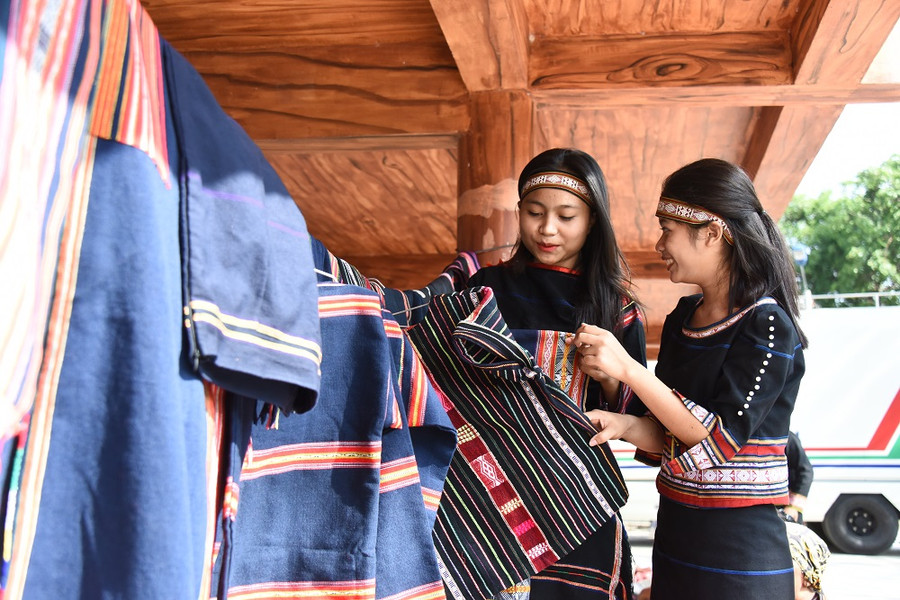 Gian hàng trưng bày đồ thổ cẩm truyền thống tại lễ hội cầu mưa. Ảnh: Đức Thụy Gian hàng trưng bày đồ thổ cẩm truyền thống tại lễ hội cầu mưa. Ảnh: Đức Thụy