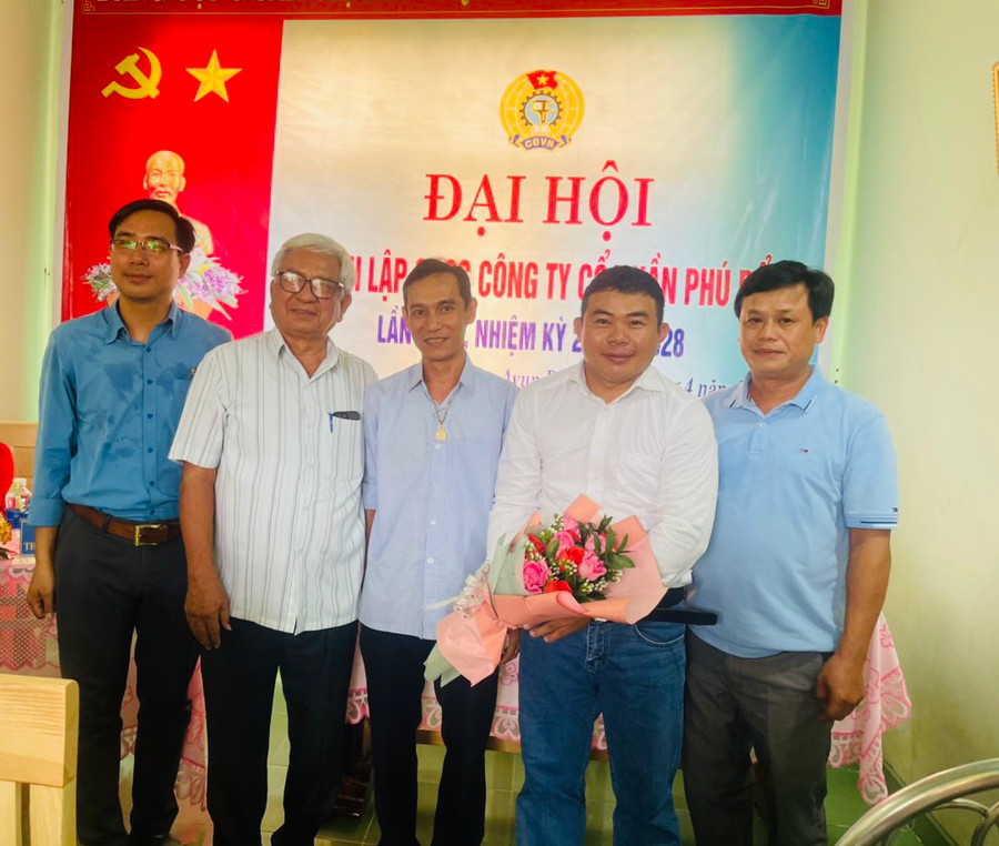 Ban Chấp hành Công đoàn cơ sở Công ty cổ phần Phú Bổn ra mắt Đại hội. Ảnh: Vũ Chi Ban Chấp hành Công đoàn cơ sở Công ty cổ phần Phú Bổn ra mắt Đại hội. Ảnh: Vũ Chi