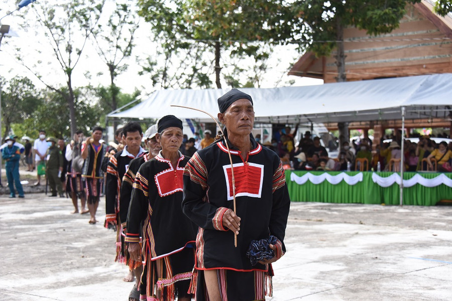 Ông Siu Phơ dẫn đầu đoàn nghi thức rước lễ cúng lên núi Chư Tao Yang. Ảnh: Đức Thụy Ông Siu Phơ dẫn đầu đoàn nghi thức rước lễ cúng lên núi Chư Tao Yang. Ảnh: Đức Thụy