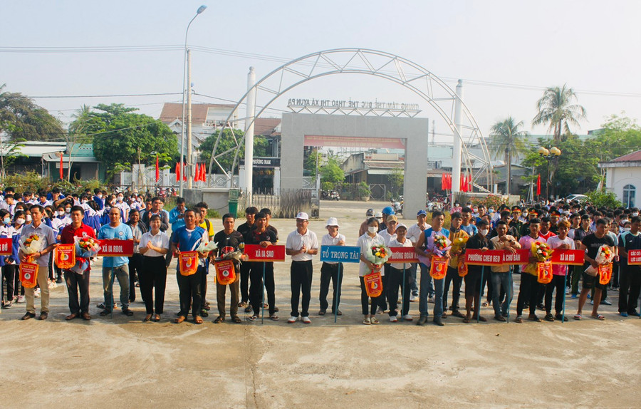 Ban tổ chức trao cờ lưu niệm cho các đoàn tham gia Hội thi thể thao các dân tộc thiểu số thị xã Ayun Pa năm 2023. Ảnh: Vũ Chi