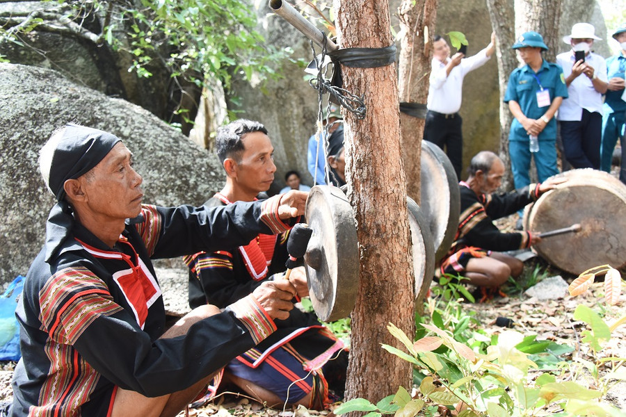 Ông Siu Phơ cùng các cộng sự đánh cồng chiêng mời các Yang về dự lễ cúng cầu mưa. Ảnh: Đức Thụy Ông Siu Phơ cùng các cộng sự đánh cồng chiêng mời các Yang về dự lễ cúng cầu mưa. Ảnh: Đức Thụy