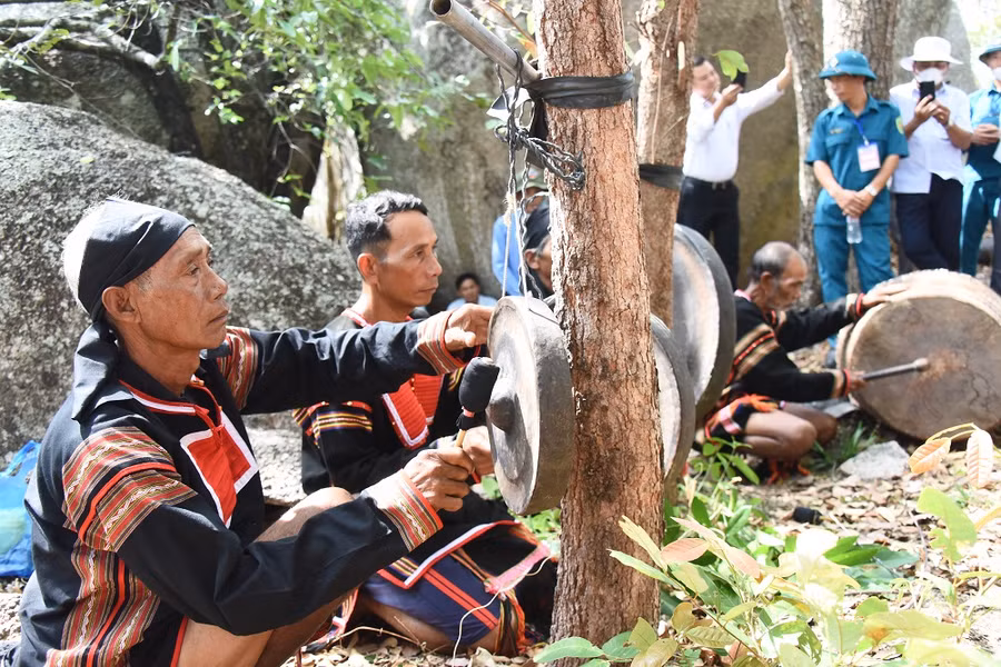 Ông Siu Phơ cùng các cộng sự đánh cồng chiêng mời các Yang về dự lễ cúng cầu mưa. Ảnh: Đức Thụy Ông Siu Phơ cùng các cộng sự đánh cồng chiêng mời các Yang về dự lễ cúng cầu mưa. Ảnh: Đức Thụy