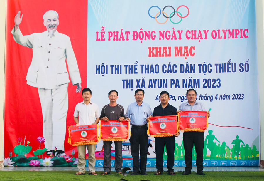 Ông Lại Quang Minh (đứng giữa, Giám đốc Trung tâm Văn hóa-Thông tin và Thể thao thị xã) trao giải toàn đoàn cho các đơn vị tham gia hội thi. Ảnh: Vũ Chi Ông Lại Quang Minh (đứng giữa, Giám đốc Trung tâm Văn hóa-Thông tin và Thể thao thị xã) trao giải toàn đoàn cho các đơn vị tham gia hội thi. Ảnh: Vũ Chi