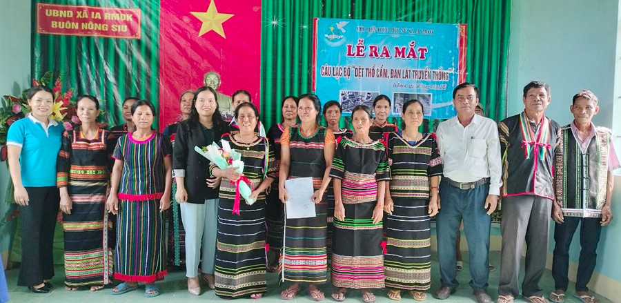 Ra mắt Câu lạc bộ dệt thổ cẩm, đan lát truyền thống buôn Nông Siu. Ảnh: Nguyễn Chi
