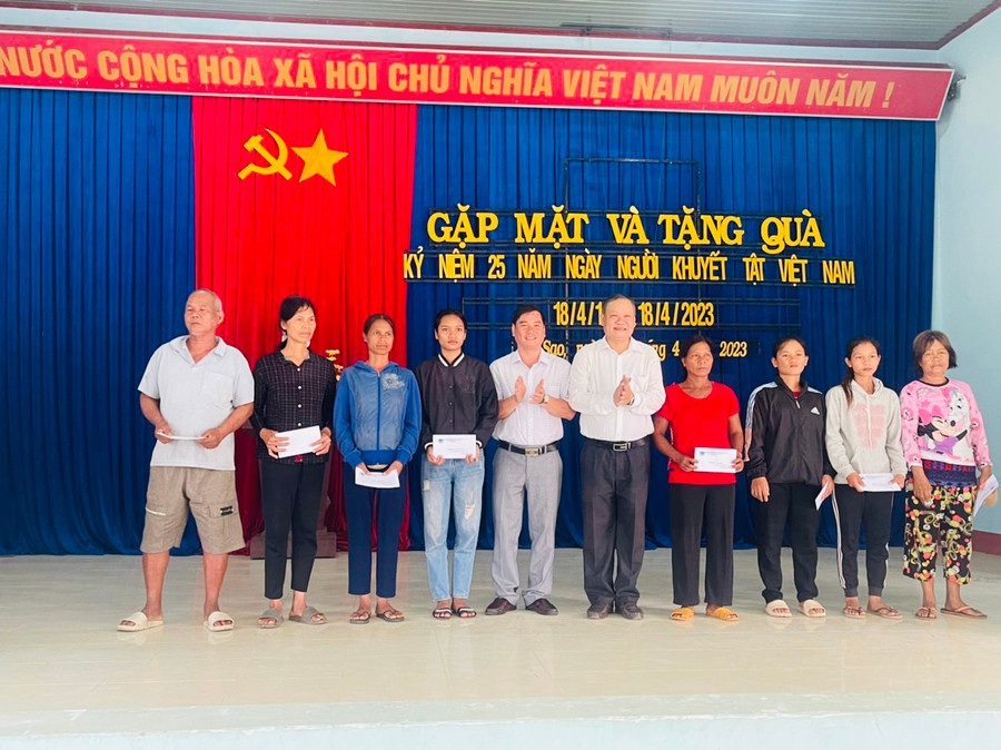 Đại diện UBND thị xã, Hội Bảo trợ Người khuyết tật và trẻ mồ côi thị xã Ayun Pa trao quà cho người khuyết tật tại xã Ia Sao. Ảnh: Vũ Chi Đại diện UBND thị xã, Hội Bảo trợ Người khuyết tật và trẻ mồ côi thị xã Ayun Pa trao quà cho người khuyết tật tại xã Ia Sao. Ảnh: Vũ Chi